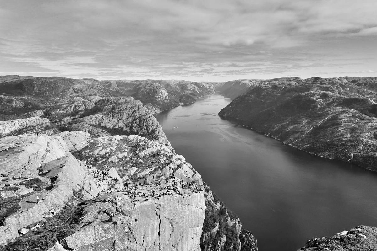 Norsk fjordlandskap sett från ovan - de nordiska marknaderna skiljer sig åt lika mycket som deras natur.